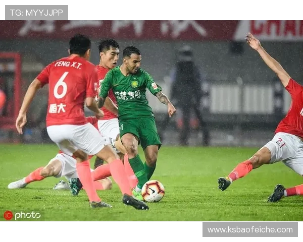 国安主场迎战恒大争夺榜首之战精彩对决引发球迷热议